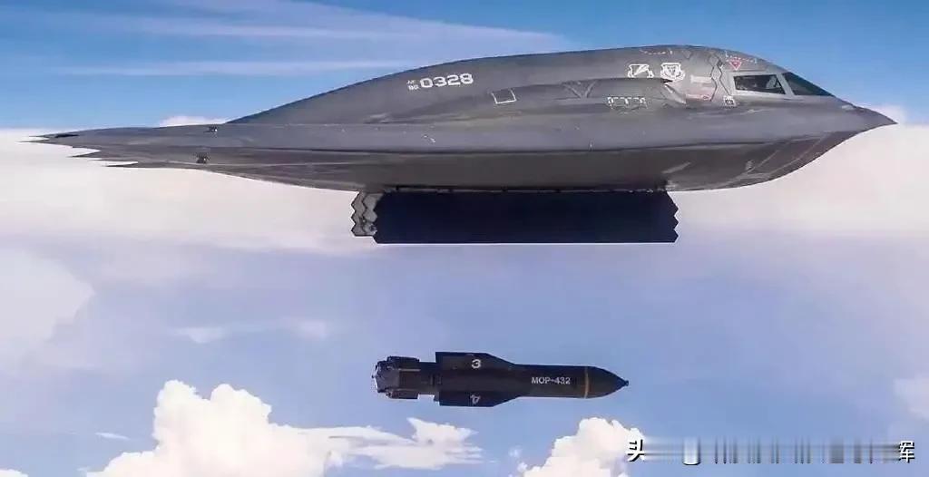最新国际消息，美国派出了B-2A隐身战略轰炸机，实施了对也门首都萨那郊区以及也门
