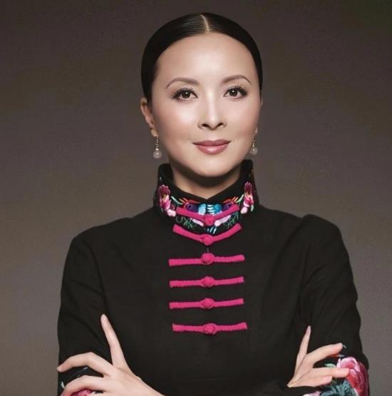 她临终前耗费27万美元包下医疗专机，跨越万里从美国飞回上海，只为实现叶落归根的夙