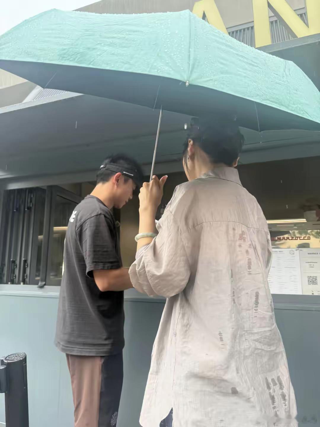 郑恺和老婆在阿那亚广场约会，苗苗身材超好，两人牵手散步好浪漫！！！ ​​​