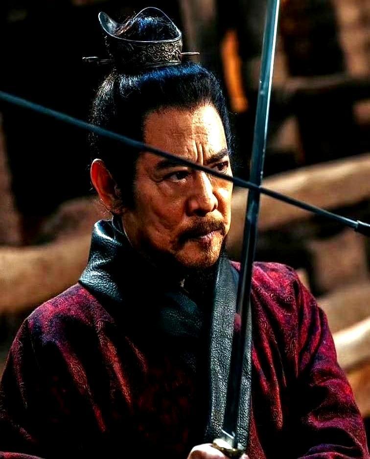 60岁的李连杰只出了一拳，监视器前81岁的袁和平，就重重地点了下头。
 
客串不