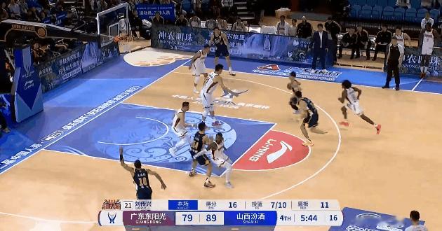 徐杰很会抢篮板！徐中锋名不虚传，自投自抢打进，篮板没问题




徐杰扛起球队，