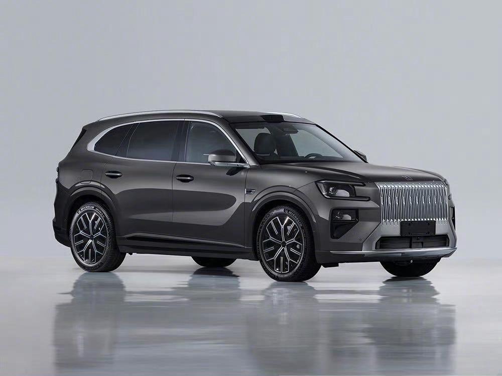 极氪8X官图发布，个人觉得 车尾设计如果再硬朗一些，会与车头的设计风格更统一。大