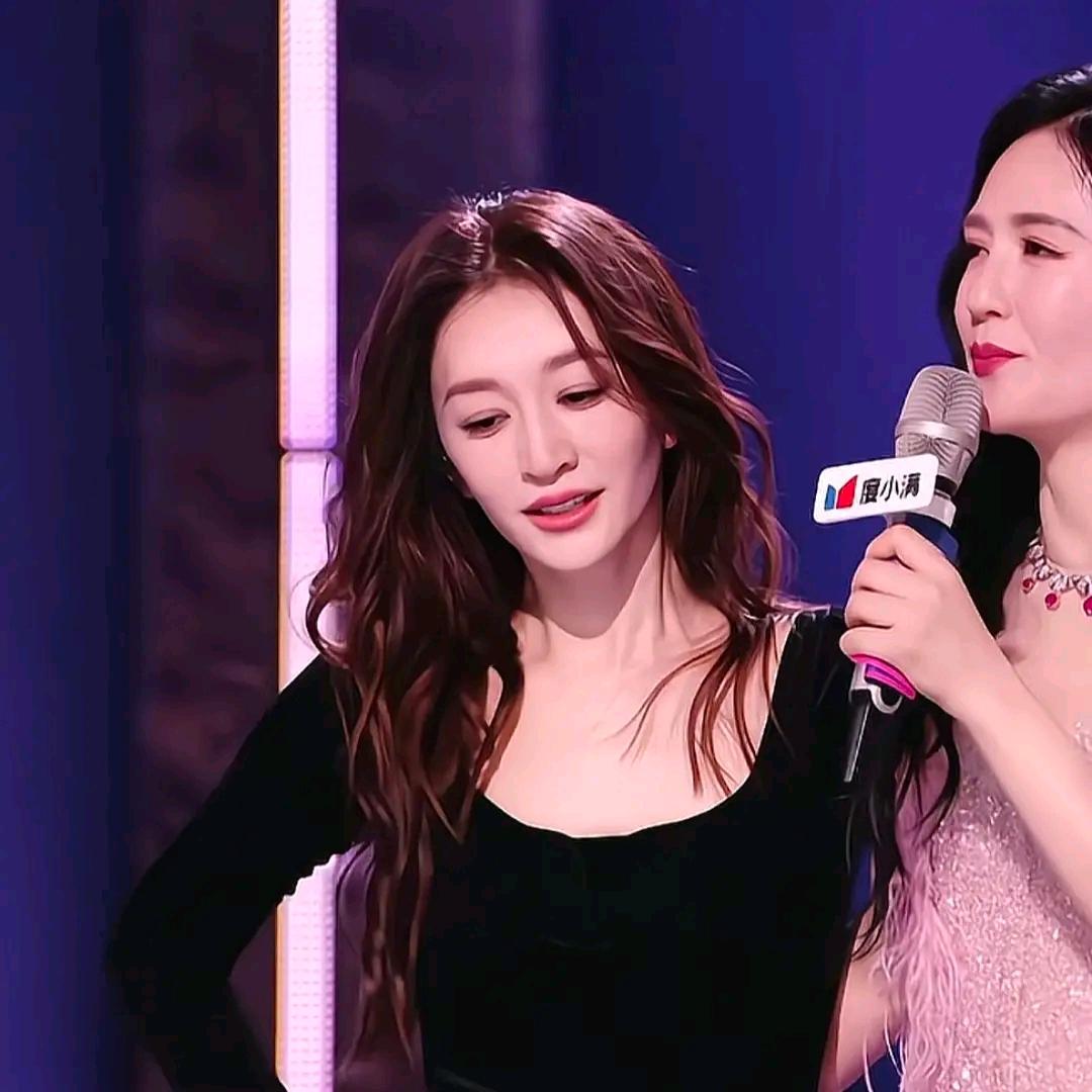 李小冉被曝14岁长得像洋娃娃，当看到学生照后，网友：心动了 