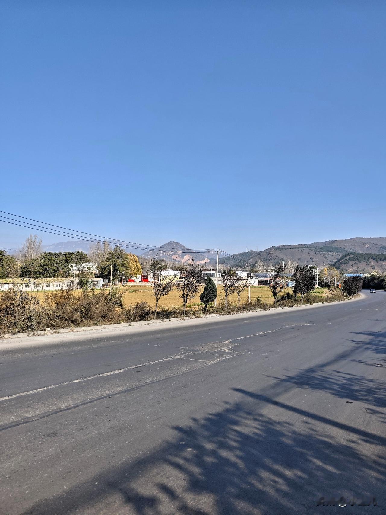 今个儿是个好天气，心情也变得好了起来[呲牙][呲牙][呲牙]

这天好得，连风都