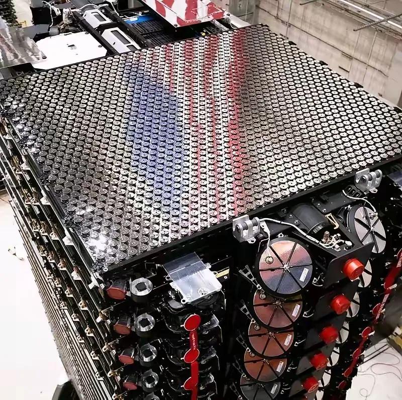 虽然美国的星链抢先占了480km低轨，有延时更低的优势，但咱家的千帆星座在700