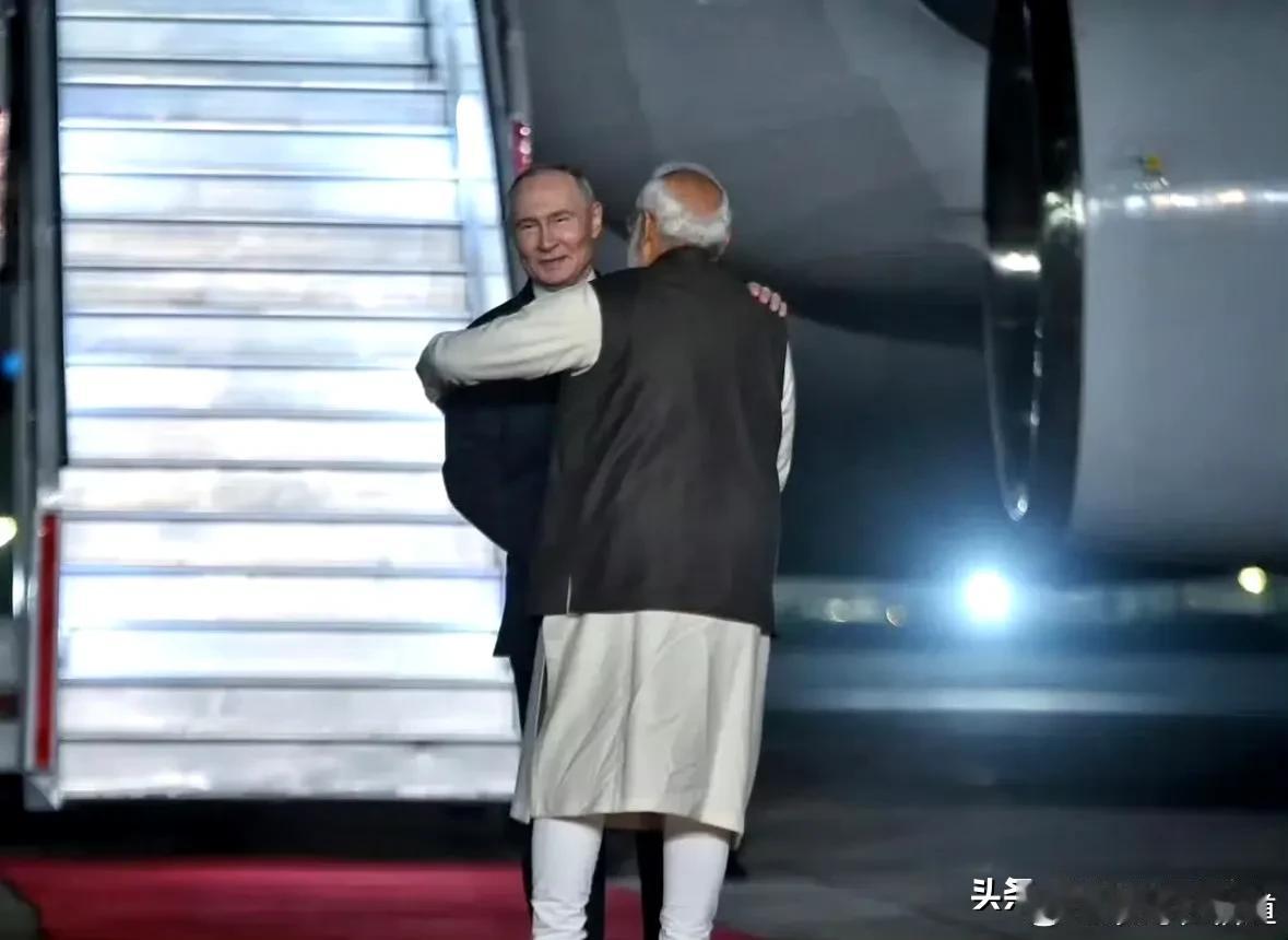 一个拥抱，就拿下了俄罗斯军工……

俄罗斯印度现在打得火热：
于是在俄乌战争、在