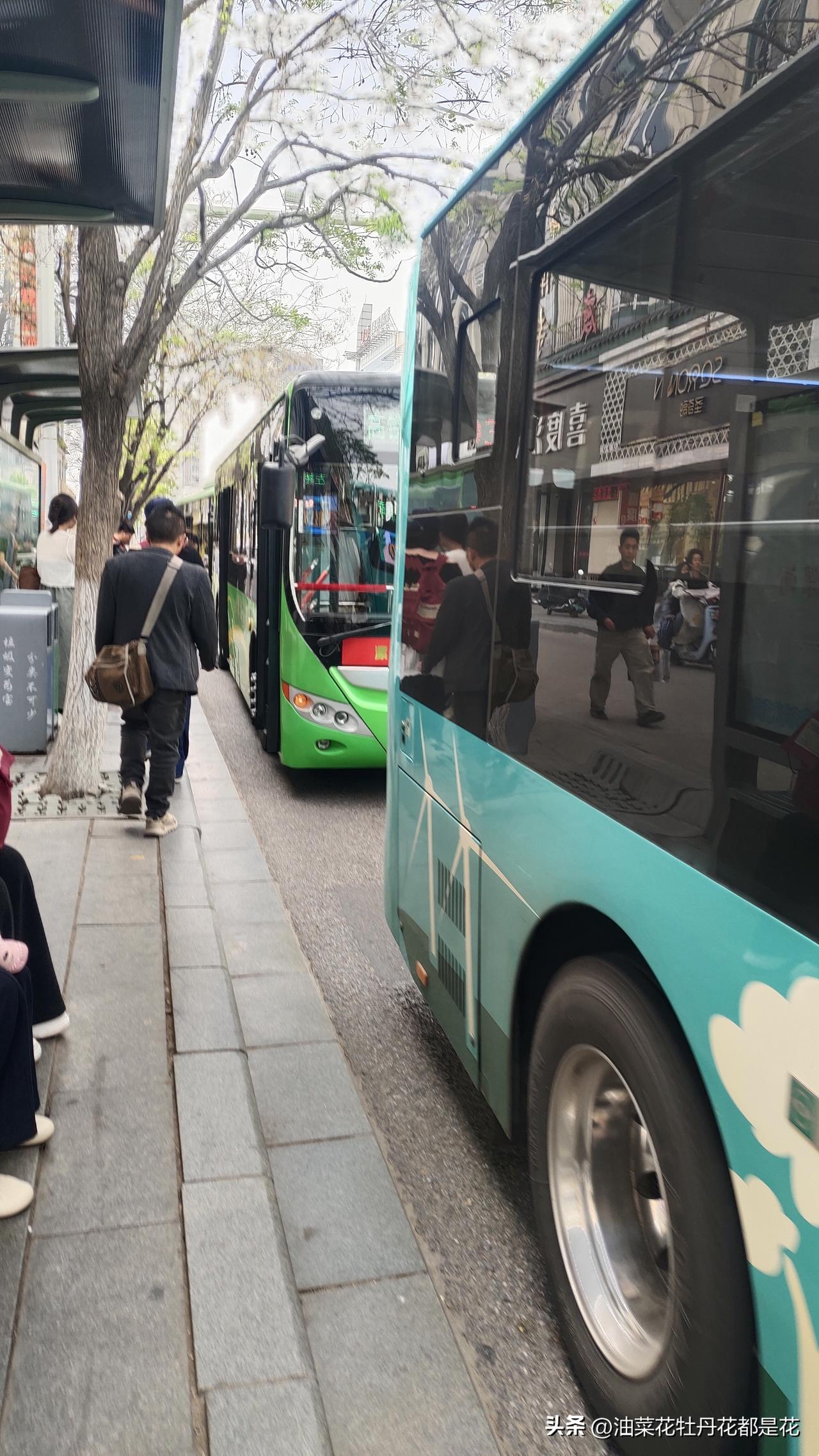 这次回漯河老家赶上清明节放假，考虑到火车票会难买，我们3月底就开始买4月6号的火