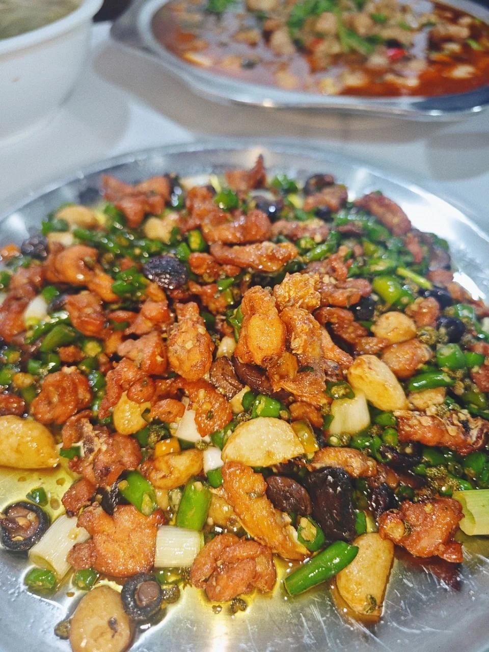 老成都最喜欢的烧鸭店  吃一周都还想吃😘


朋友来成都玩带他吃了很多美食火锅