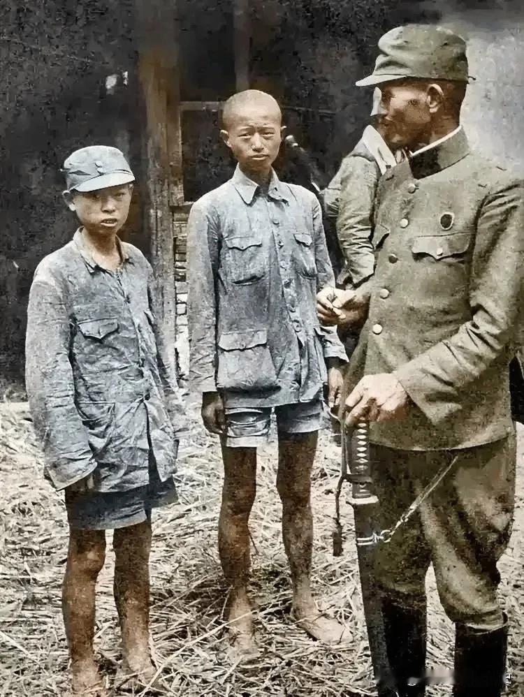 这是抗日战争时期，两名被日军俘虏的中国士兵，面对一旁手持军刀耀武扬威的日军军官，