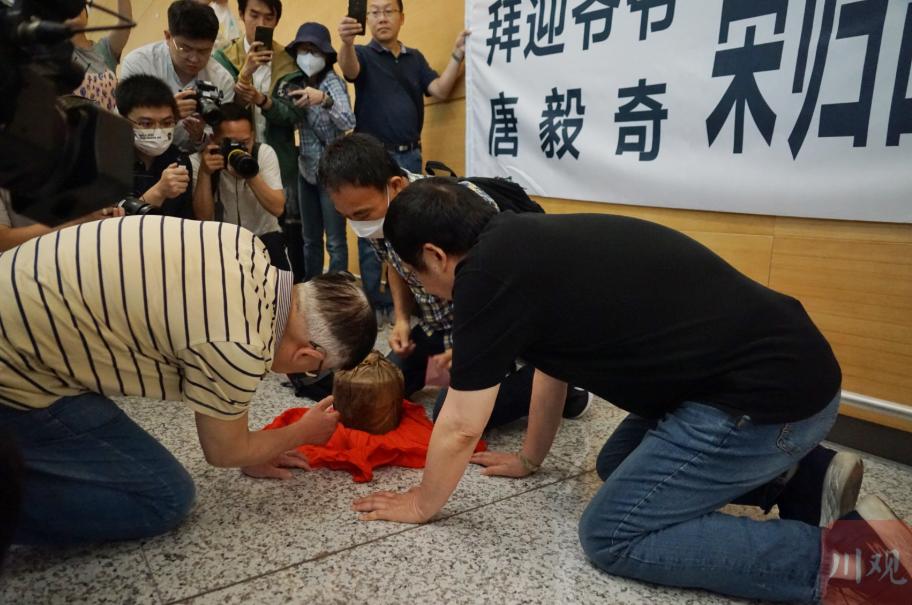 2003年，台湾高雄的90多岁老兵，拿着两瓶酒找到里长刘德文，借着酒劲说：“你可