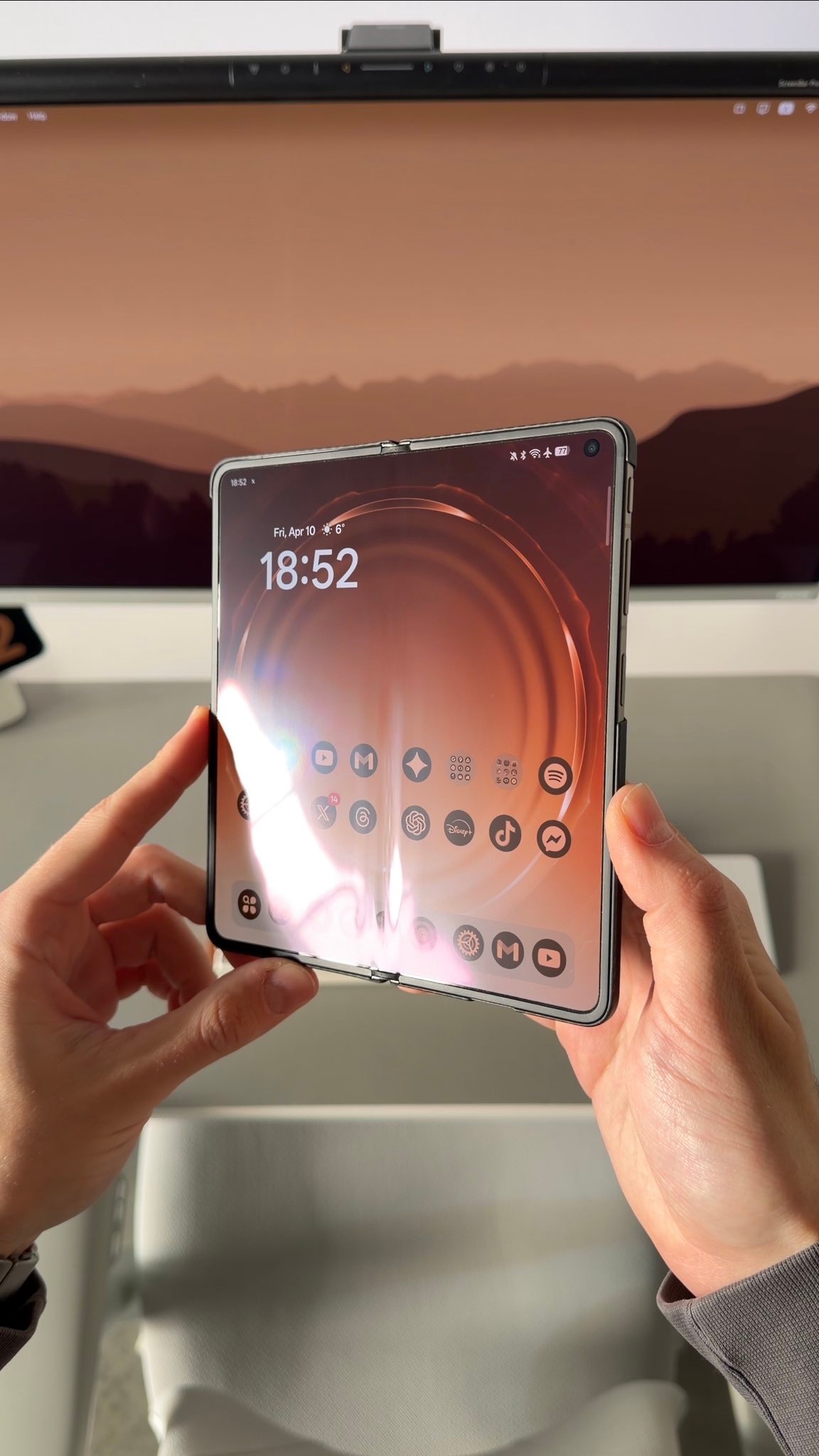 外国博主使用OPPO Find N6 一个月折痕情况，虽然在特定光线下能看到，但