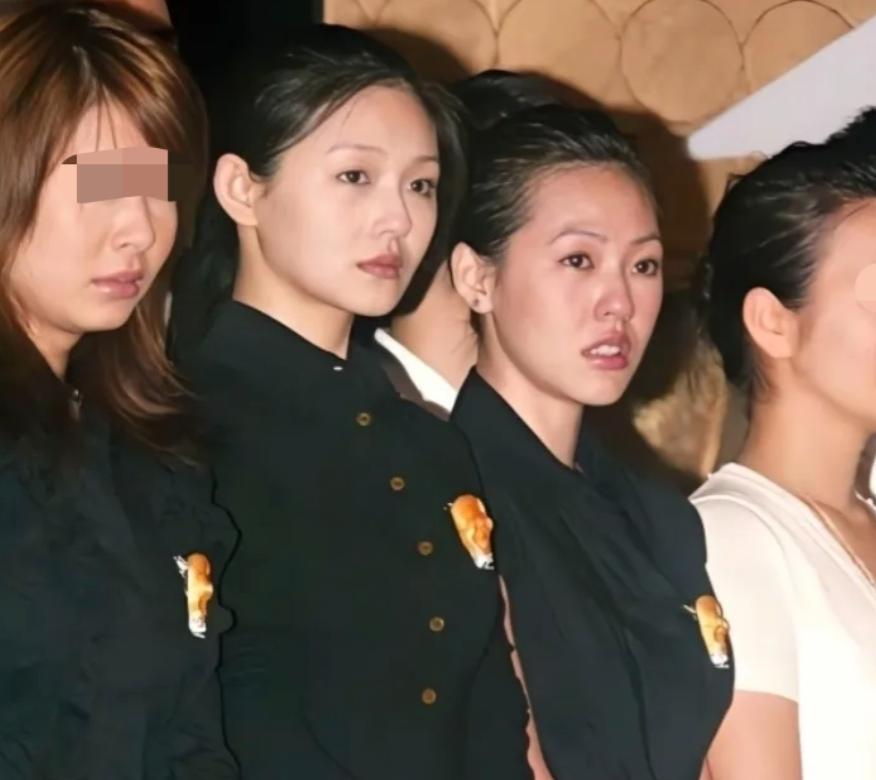 2005年，大小S参加倪敏然的告别仪式被拍！

大S应该28岁，小S那会26岁，