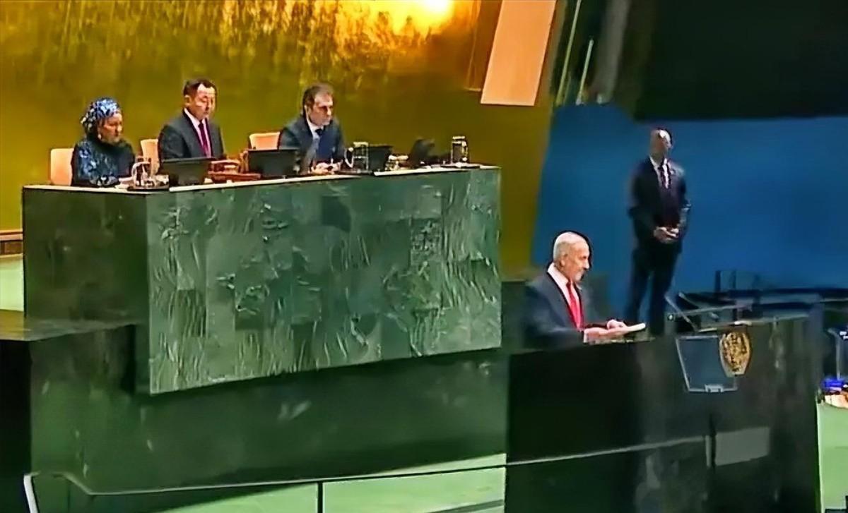 联合国大会上，内塔尼亚胡刚开口，底下哗啦啦站起来一片人，直接走人。
9月26日，