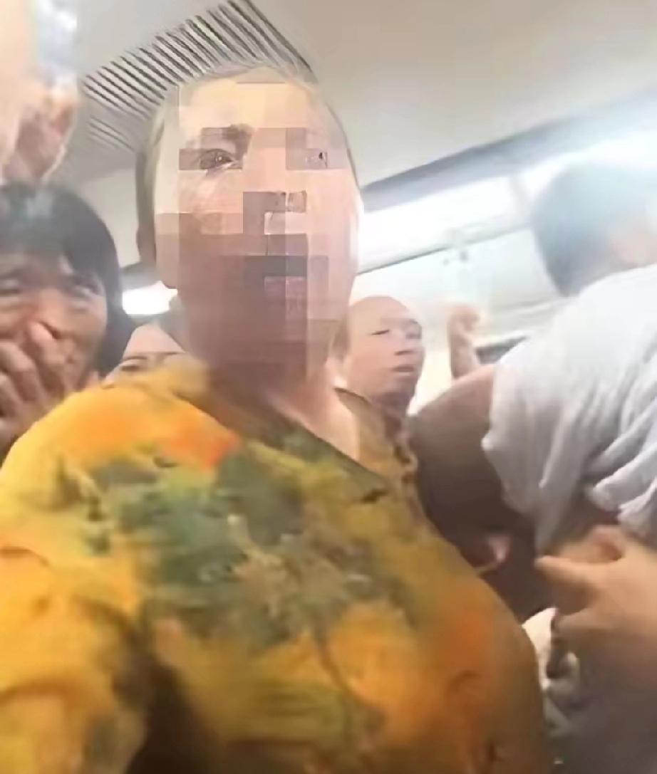 “这也太无法无天了！”北京地铁上，一场因让座引发的闹剧让人气愤不已。

下班高峰
