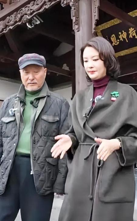 喜剧大师陈佩斯，朴实无华，衣着穿戴很普通，看着和邻家大叔没啥两样。他身边的美女气