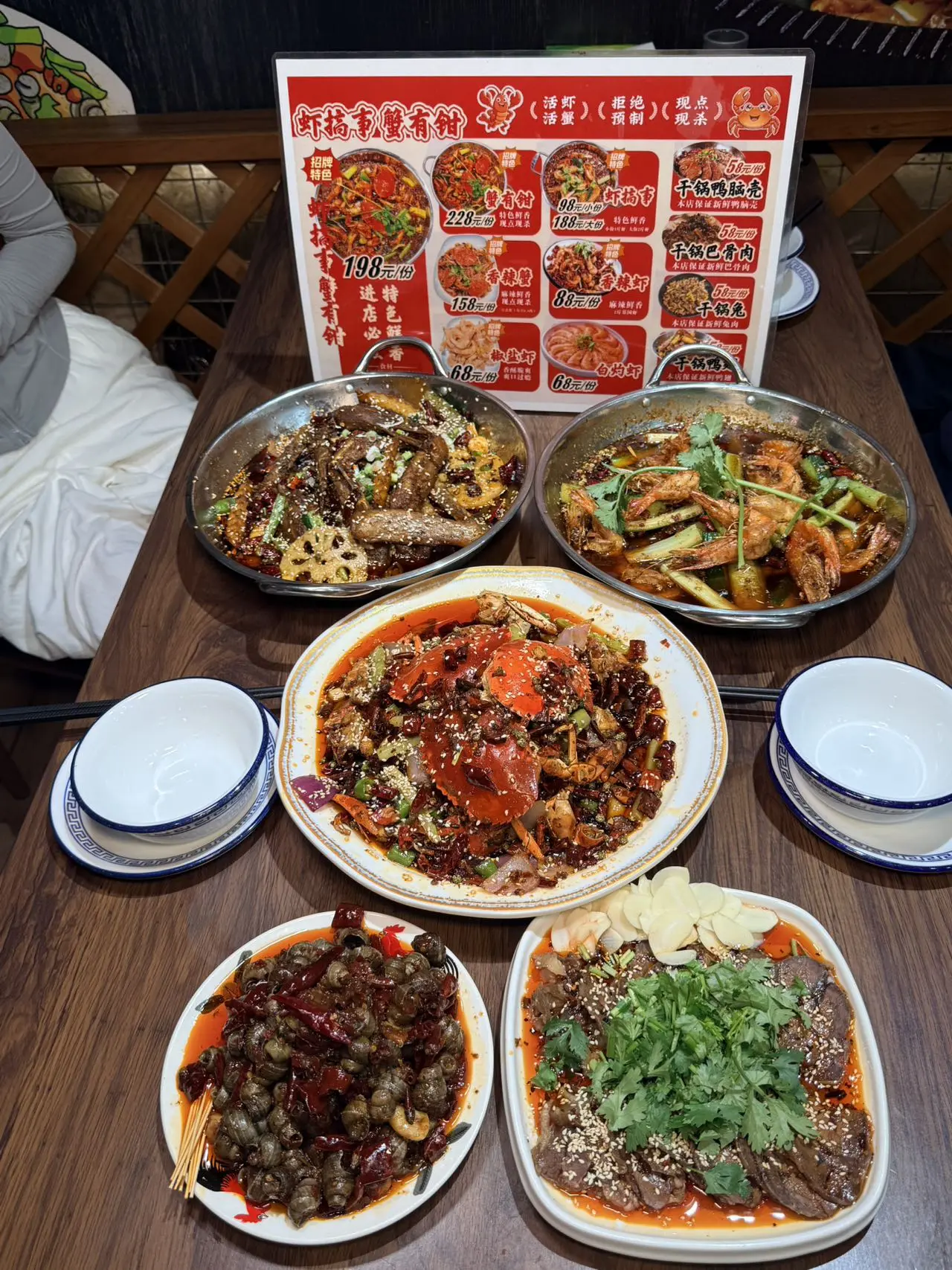 成都香辣蟹太对我胃口😭。就算遇上暴雨，也跑过来吃一顿！ 蟹肉饱满，蟹...