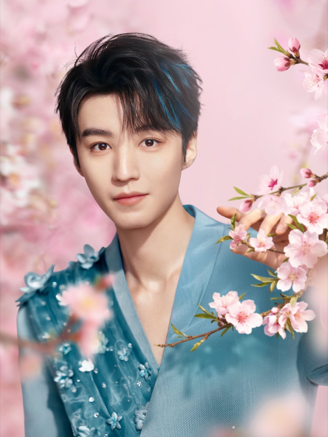 💐被光影偏爱的东方少年，小凯花朝限定颜值暴击来袭！谁懂啊，花西子给王俊凯拍的这