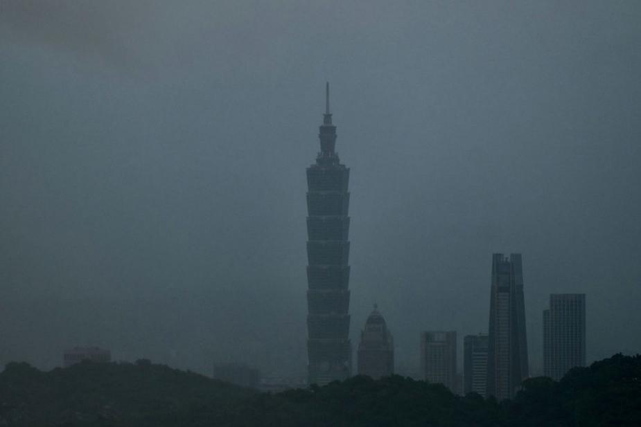 吓破胆！台陆军实弹射击射偏，155毫米炮弹闯入民宅连撞三户
 
12月4日上午9