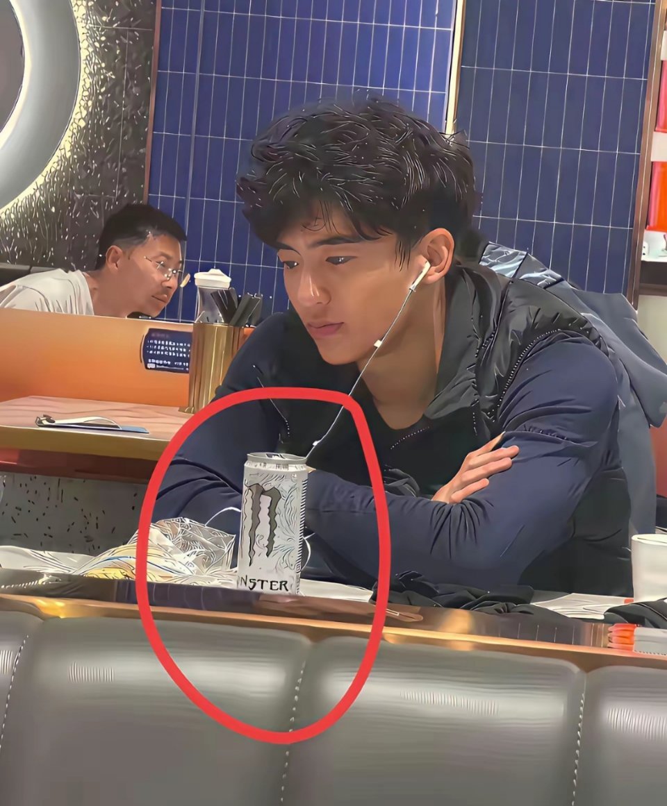 谢霆锋儿子喝的是什么牌子的饮料，看上去是进口的，有钱就是好