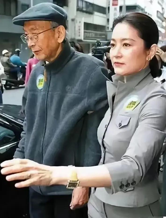 林青霞和老父亲在一起，留下了这张珍贵的合影，拍摄这张照片的时候，最少应该是在20