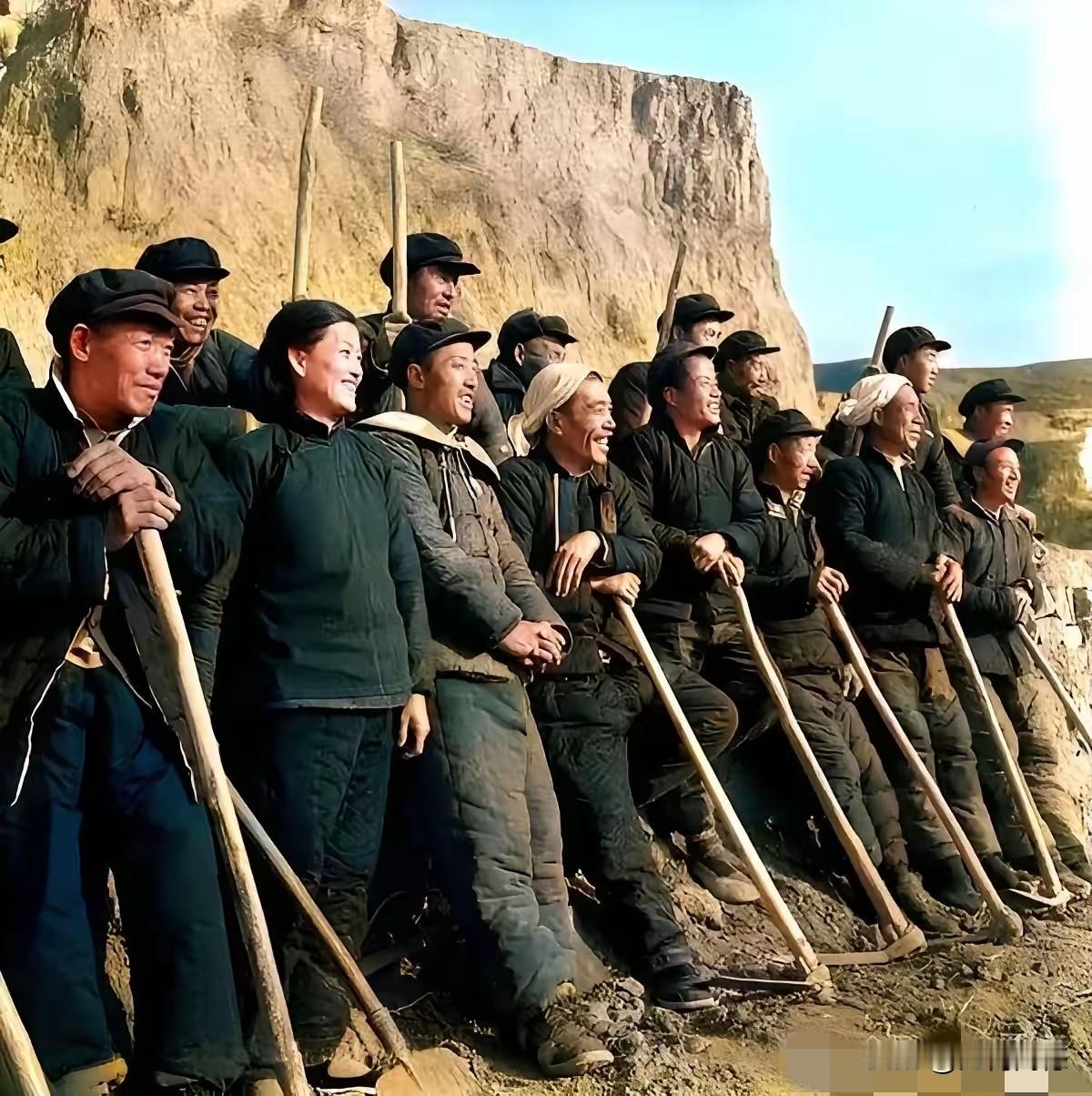 画面中的这些人，是最能吃苦的一代人，他们用最简单的劳动工具，完全靠体力劳动，创造