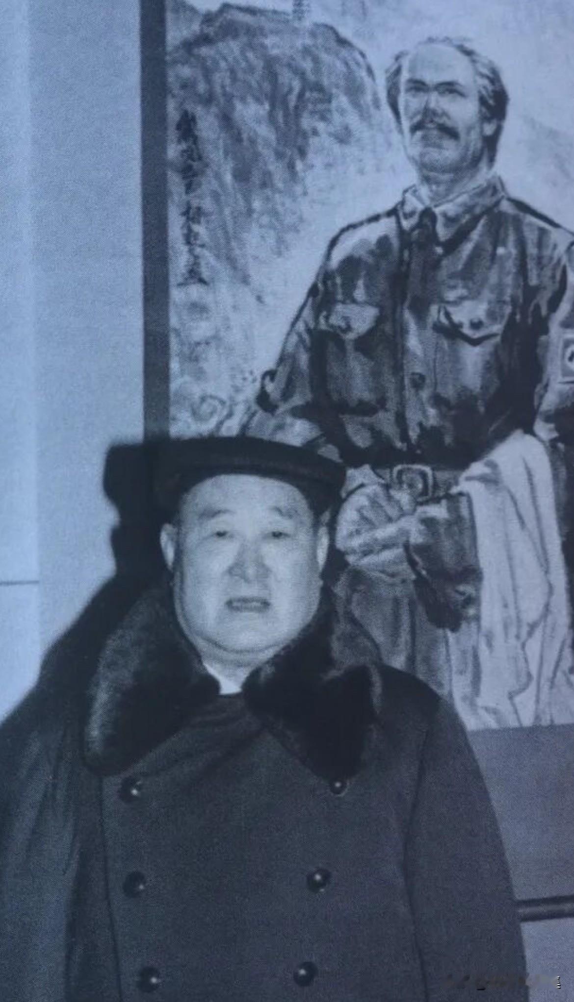 新中国建立后，左齐将军在白求恩画像前留影。抗战时期，白求恩大夫连夜为左齐做了右肩