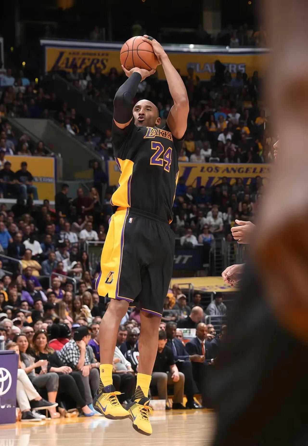 凌晨四点🕓💜💛科比KobeBryant凌晨四点 ​​​