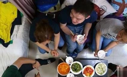 我妈问我为什么不给弟弟打电话，还要求我每周必须打一次，让我跟弟弟关系好点，我问我