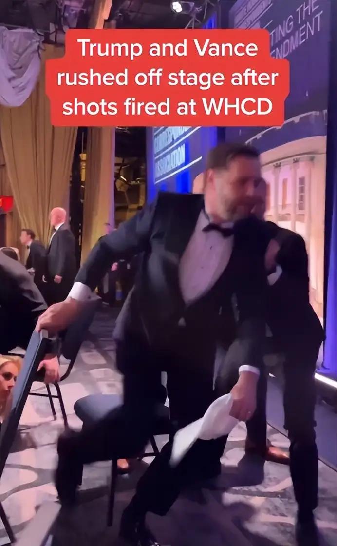 美副总统万斯这回估计摊上事了
在白宫宴会期间，突然有枪声发出，你们多人，万斯的反