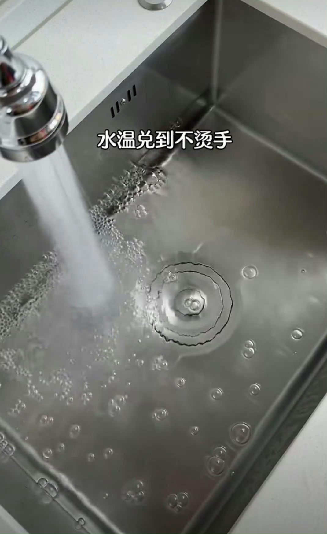 年轻人打扫卫生是有技巧的 按动线清洁不返工，厨房油污用热碱水，浴室水垢靠柠檬酸，