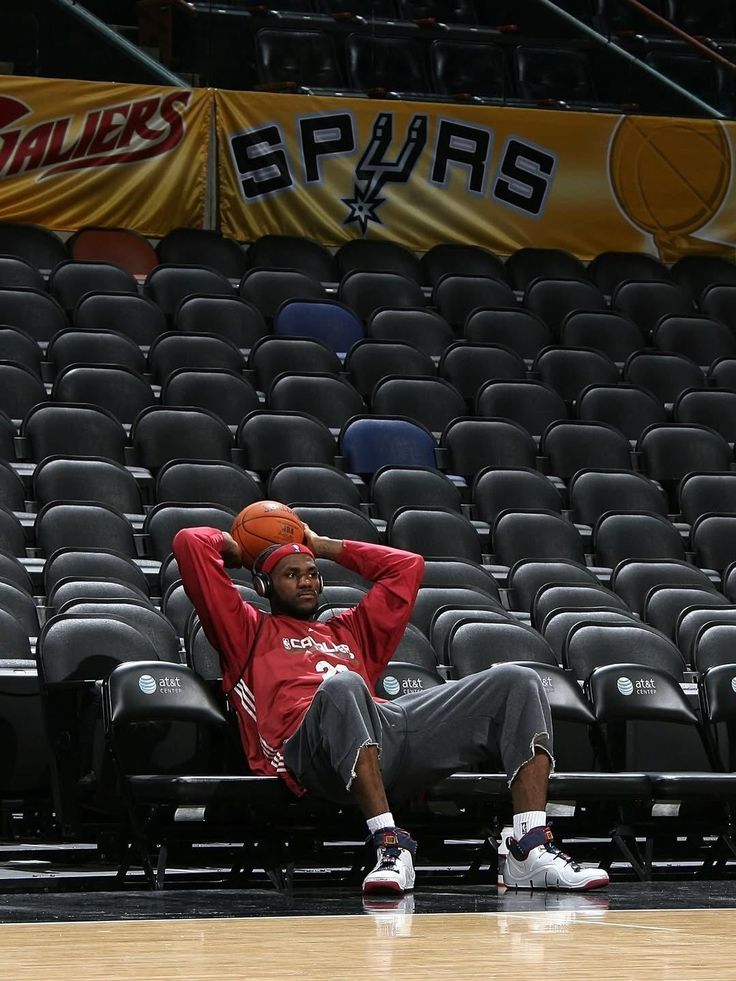 Lebron James 新秀詹姆斯训练间隙 数年后他的习惯动作没有变老照片中的