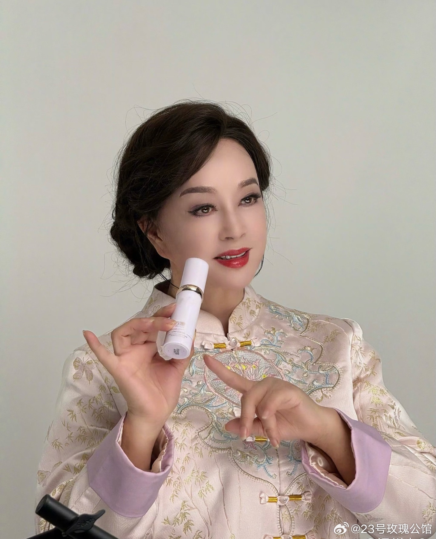 美颜就是这么强大，庆奶瞬间年轻二三十岁啊。庆奶底子还是好的，上镜挺美的。 