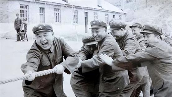 他是大军区司令，还兼任其他军区军长，短短4年职务提拔难以企及
“1970年3月，