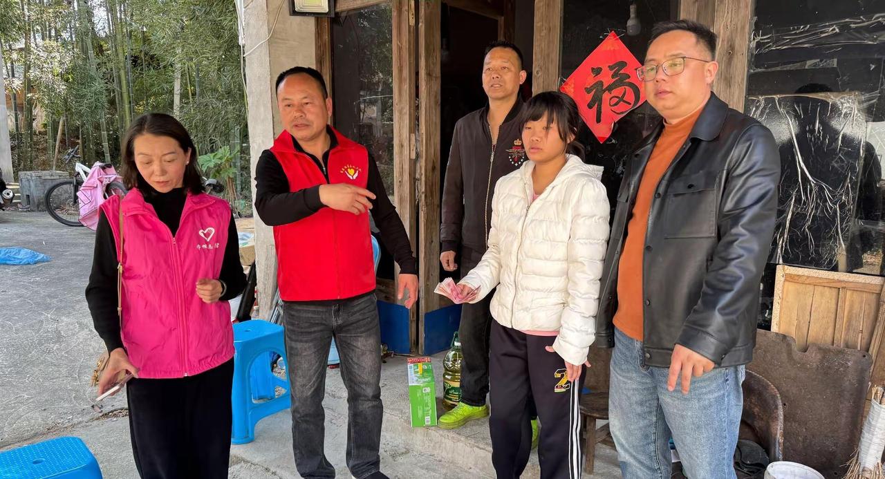 春暖花开 善行同在尽绵薄之力送上2000元爱心款，希望能为特殊家庭点亮温暖之光！