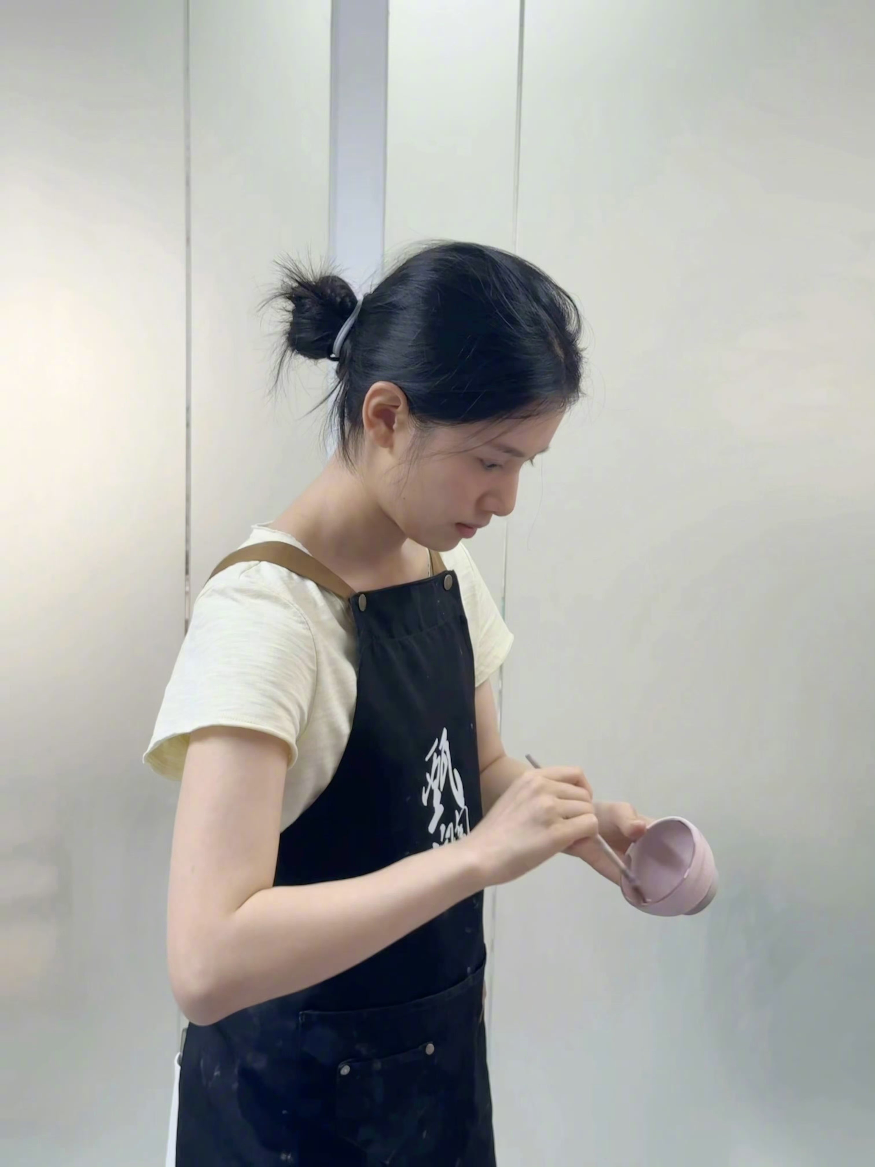 张婧仪为雾里青学陶艺张婧仪为雾里青学做陶艺美女陶艺师陈清雾来了，为了拍《雾里青》