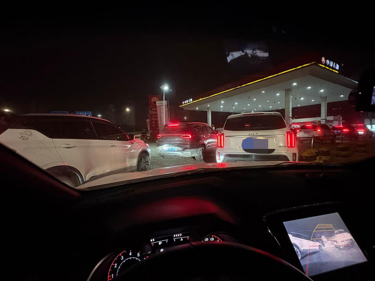 明天油价上涨，今晚的加油站⛽️都是人满为患，并且每位车主今晚都会统一大气的说一句