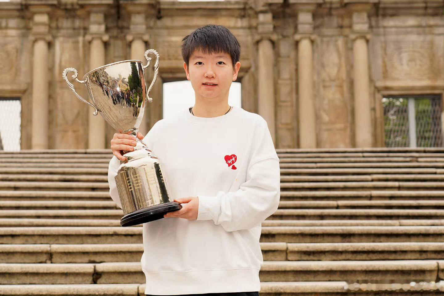 孙颖莎单打世界杯首冠两周年 孙颖莎在2024年4月21日首次夺得世界杯女单冠军，