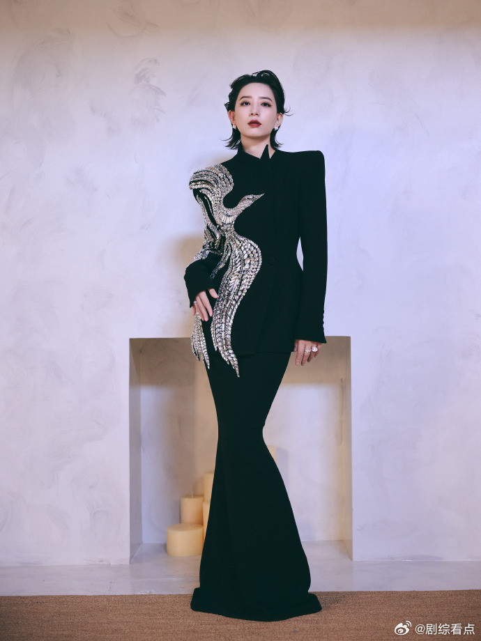 #李斯丹妮 夜凤凰展翅# 李斯丹妮的夜凤凰展翅造型令人难忘。镶钻凤凰西装的质感和