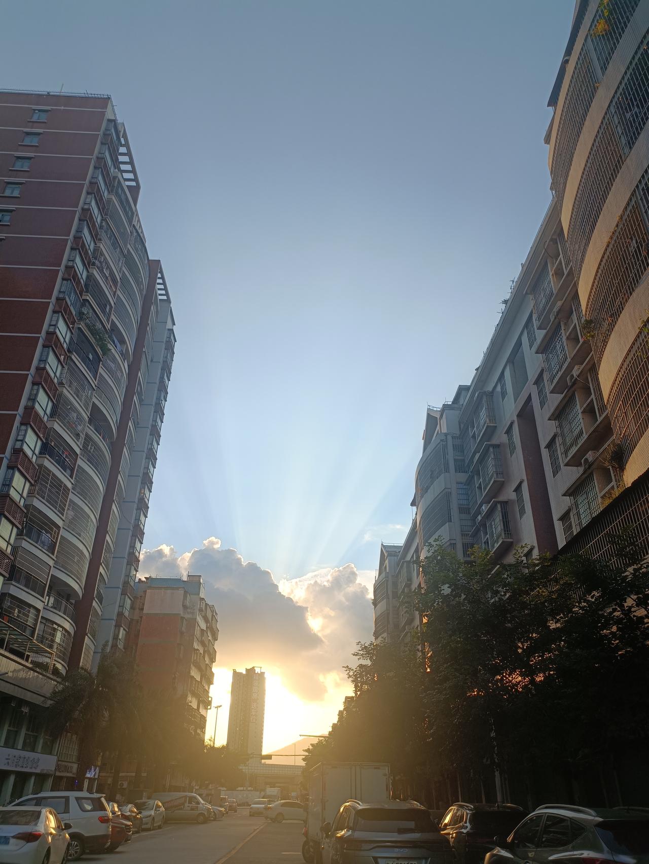 跟一位银行工作的朋友吃饭，酒过三巡后，我们聊起了房子的事，他说现在房价跌不跌已不