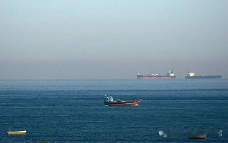 重磅反转！伊朗船只冲破美军封锁，内政部长强硬发声：封锁注定无效！
 
刚刚，中东