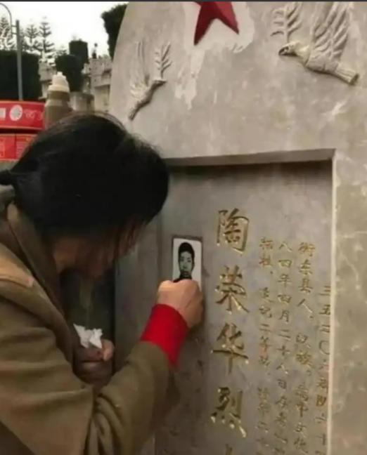新婚仅20天，丈夫奔赴前线再没回来，22岁的她怀着身孕，被全村人劝改嫁，她却坚定