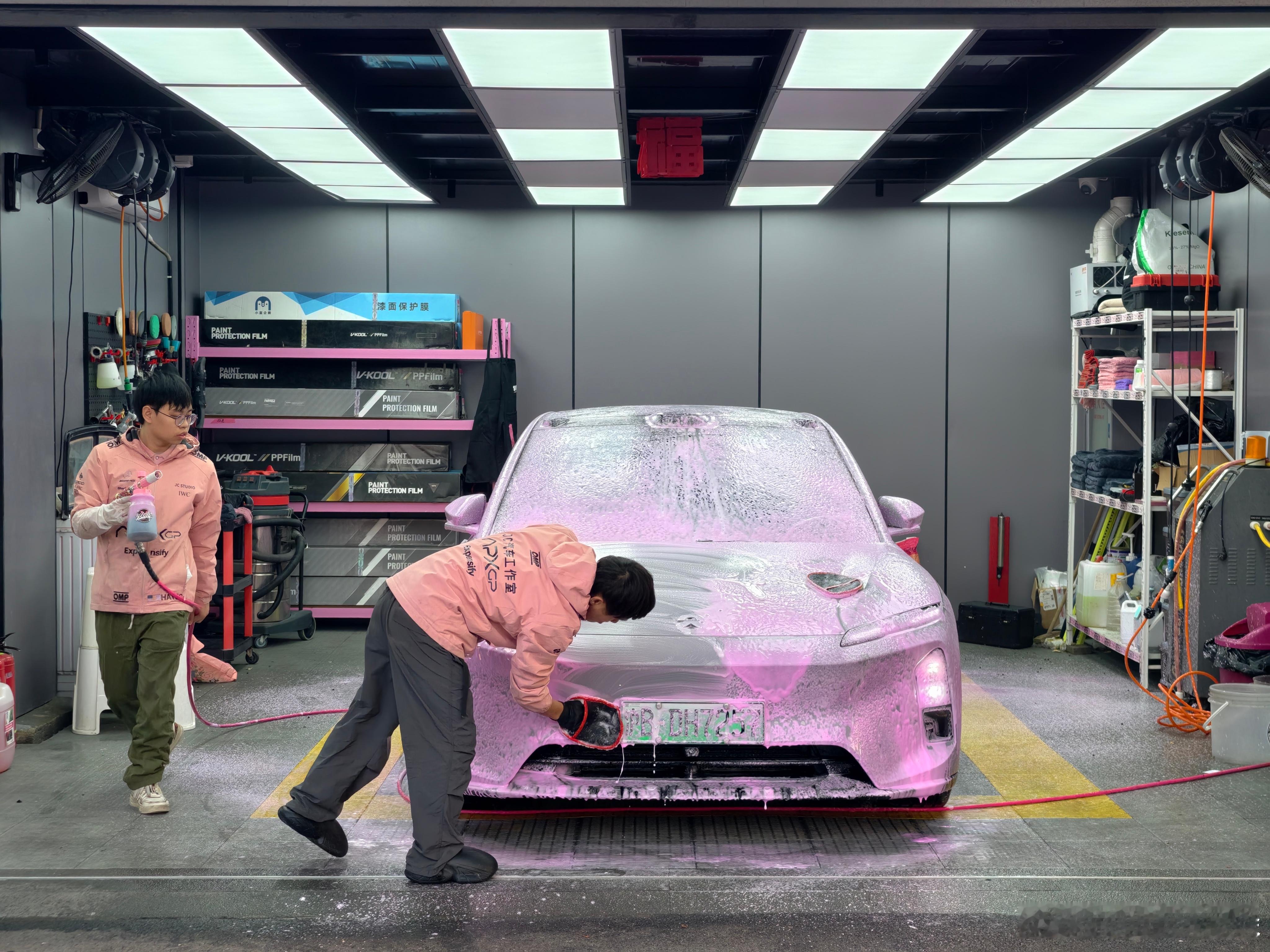 回上海必须洗个车我觉得洗车是个很治愈的过程