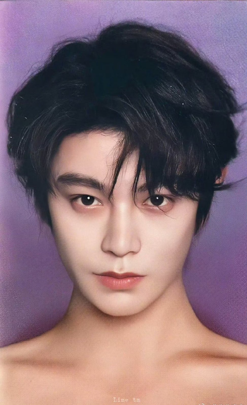 衣服失踪，但眼神坚定，无杂念，这个大宽肩