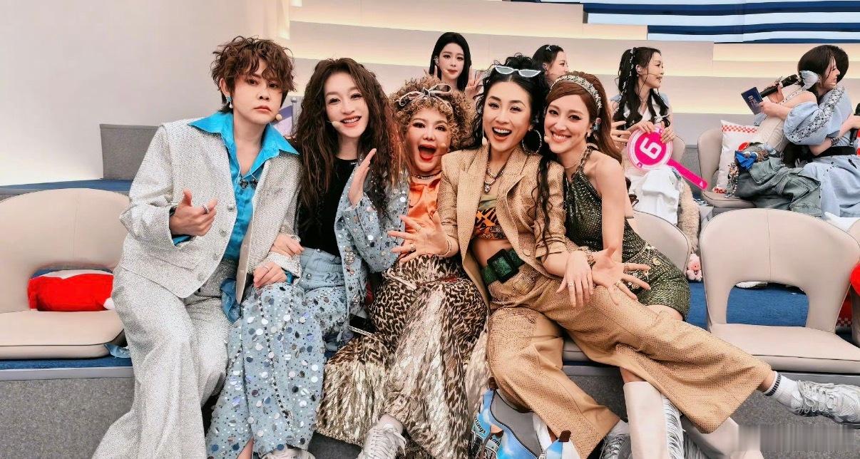 乘风观演区误入四个原始人 浪姐四公观演区的李小冉、乌兰图雅、淡淡和王濛绝了！埋头