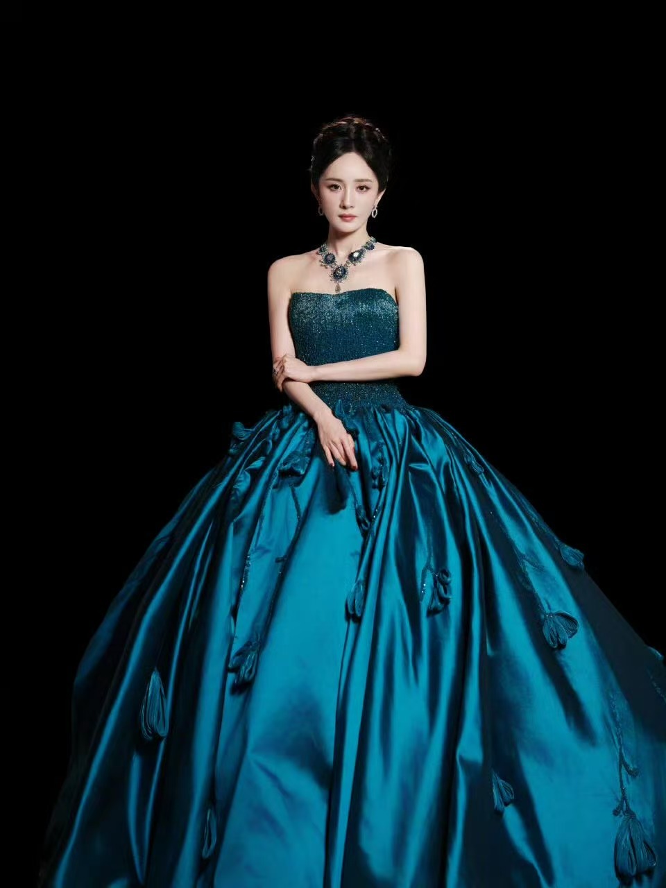 杨幂地母系高定杨幂祖母绿蓝高定杨幂祖母绿蓝高定，好美，[期待][期待] ​​​