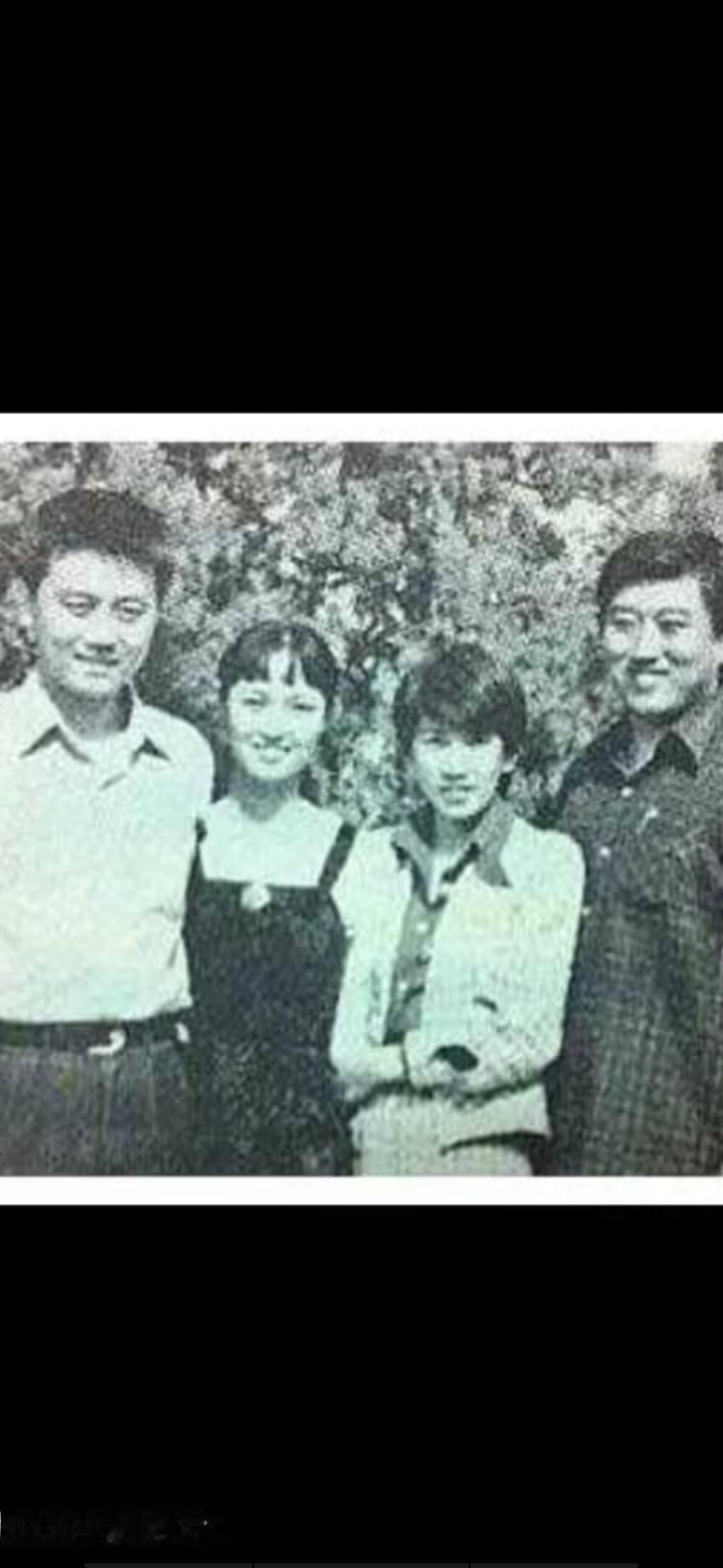 1984年早春王朔在海淀开了个小饭馆，小饭馆儿的煤球炉子上蹲着铝皮水壶，壶嘴儿冒