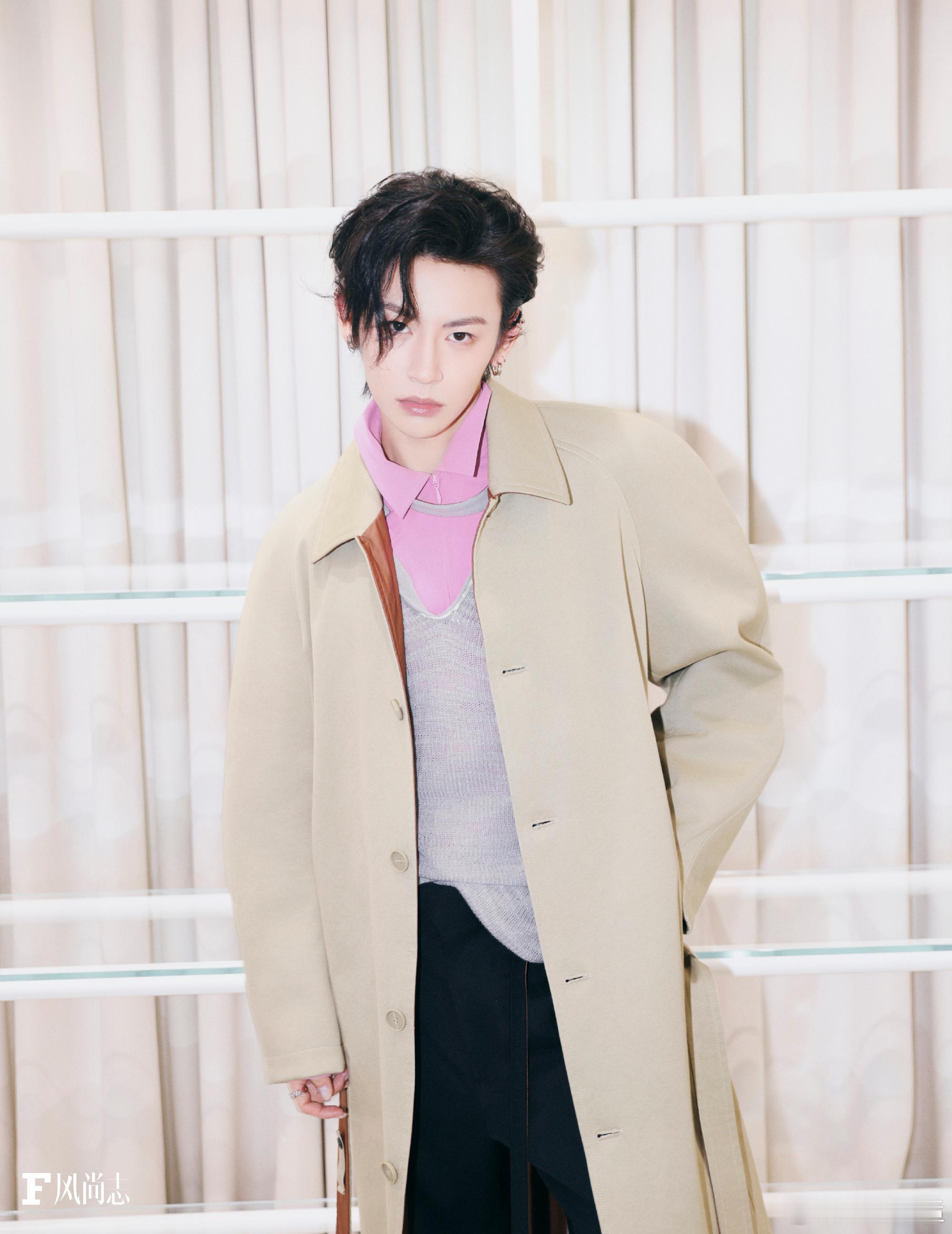 小鬼王琳凯米兰时装周王琳凯以独特穿搭诠释潮流态度，在秀场中穿梭，似在诉说一场关于