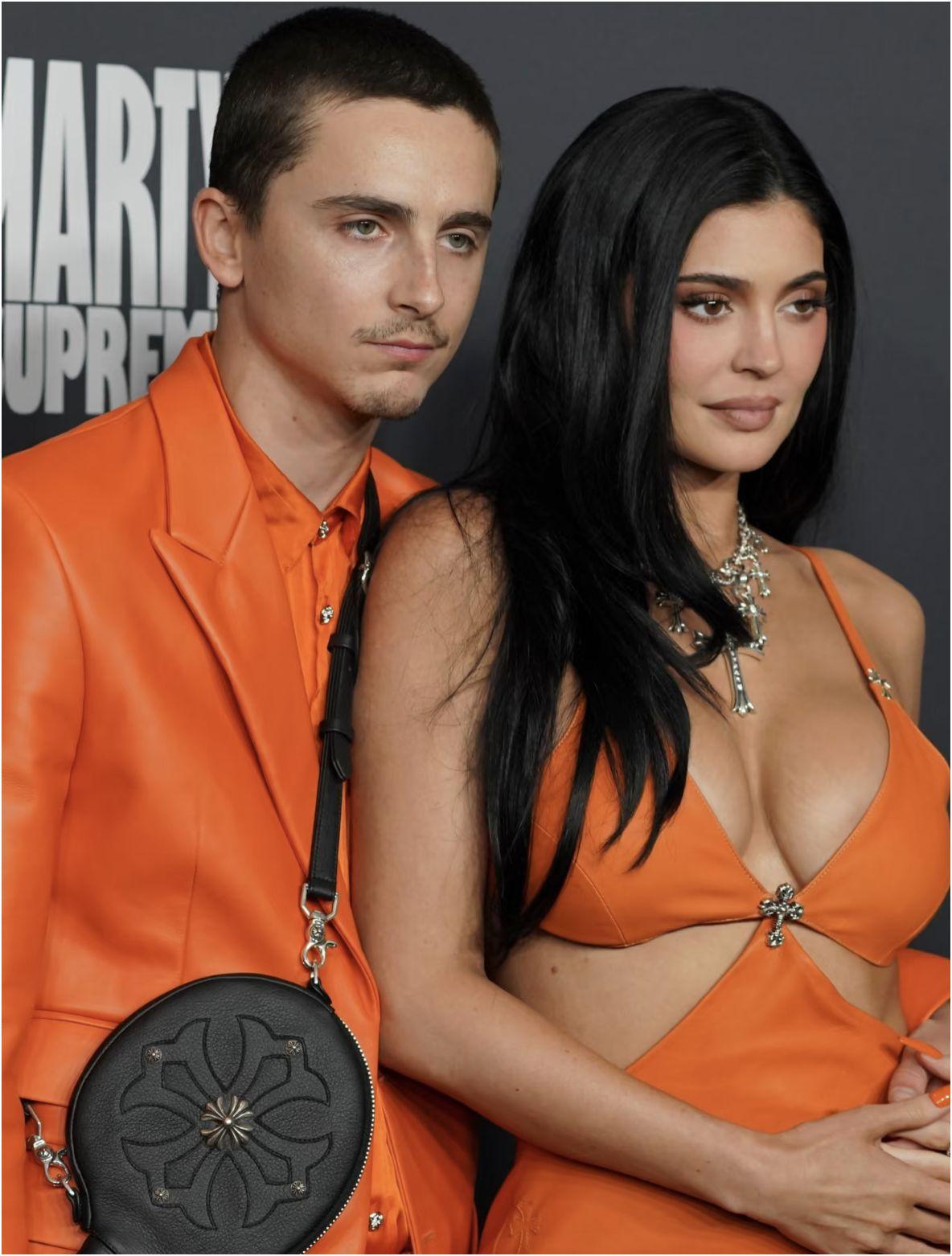 卡戴珊家族年纪最小的妹妹凯莉，身材堪称火辣至极，脸蛋也比姐姐们更为出众。她身边的