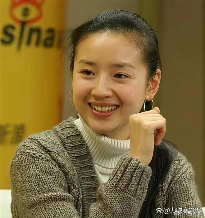 董洁没有滤镜加持，不是标准瓜子脸，脸上的痣都清晰可见，却依旧美得很有辨识度 