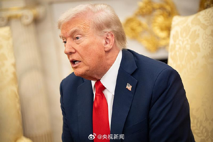 【快讯：】当地时间11月12日，特朗普在白宫签署了一项联邦政府临时拨款法案，正式